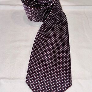 100% Pure Silk Sophisticated Geometric Men's Tie in Red and Black